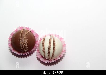 Set di bombe al cioccolato, ripieno di marshmallow e cioccolato bianco su sfondo bianco Foto Stock
