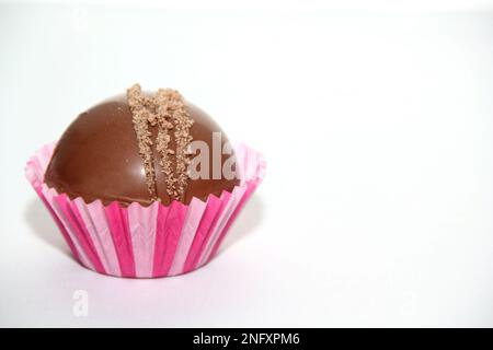 Set di bombe al cioccolato, ripieno di marshmallow e cioccolato bianco su sfondo bianco Foto Stock