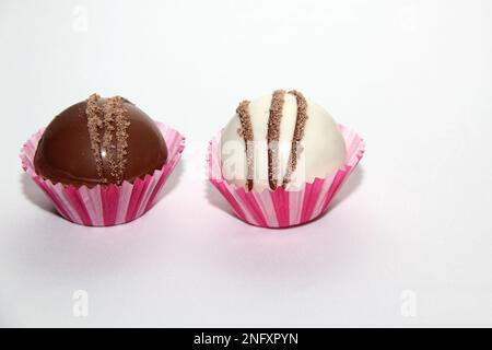 Set di bombe al cioccolato, ripieno di marshmallow e cioccolato bianco su sfondo bianco Foto Stock