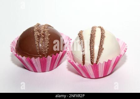 Set di bombe al cioccolato, ripieno di marshmallow e cioccolato bianco su sfondo bianco Foto Stock