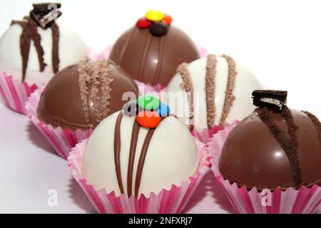 Set di bombe al cioccolato, ripieno di marshmallow e cioccolato bianco su sfondo bianco Foto Stock