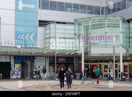 Slough, Berkshire, Regno Unito. 17th febbraio, 2023. Dopo un calo di due mesi delle vendite al dettaglio, è stato riferito oggi che le vendite al dettaglio sono aumentate nel gennaio 2023, tuttavia, vi è stato un calo complessivo dei volumi delle vendite al dettaglio del 5,7% nei tre mesi fino al mese scorso. Slough High Street era tranquilla oggi come molti proprietari di case stanno lottando per affrontare il costo della crisi e, in particolare, l'alto costo del gas e dell'elettricità. Credit: Maureen McLean/Alamy Live News Foto Stock