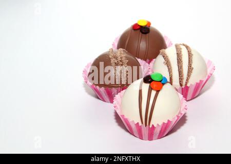 Set di bombe al cioccolato, ripieno di marshmallow e cioccolato bianco su sfondo bianco Foto Stock