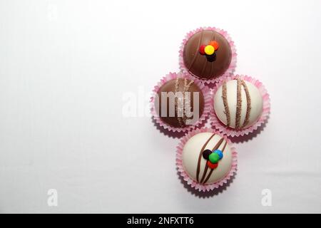 Set di bombe al cioccolato, ripieno di marshmallow e cioccolato bianco su sfondo bianco Foto Stock