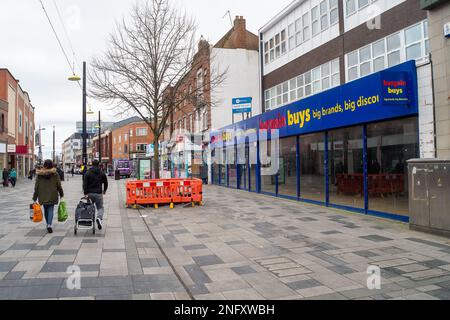 Slough, Berkshire, Regno Unito. 17th febbraio, 2023. Dopo un calo di due mesi delle vendite al dettaglio, è stato riferito oggi che le vendite al dettaglio sono aumentate nel gennaio 2023, tuttavia, vi è stato un calo complessivo dei volumi delle vendite al dettaglio del 5,7% nei tre mesi fino al mese scorso. Slough High Street era tranquilla oggi come molti proprietari di case stanno lottando per affrontare il costo della crisi e, in particolare, l'alto costo del gas e dell'elettricità. Credit: Maureen McLean/Alamy Live News Foto Stock