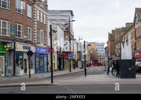 Slough, Berkshire, Regno Unito. 17th febbraio, 2023. Dopo un calo di due mesi delle vendite al dettaglio, è stato riferito oggi che le vendite al dettaglio sono aumentate nel gennaio 2023, tuttavia, vi è stato un calo complessivo dei volumi delle vendite al dettaglio del 5,7% nei tre mesi fino al mese scorso. Slough High Street era tranquilla oggi come molti proprietari di case stanno lottando per affrontare il costo della crisi e, in particolare, l'alto costo del gas e dell'elettricità. Credit: Maureen McLean/Alamy Live News Foto Stock