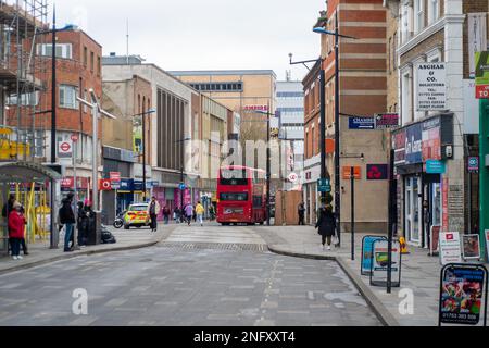 Slough, Berkshire, Regno Unito. 17th febbraio, 2023. Dopo un calo di due mesi delle vendite al dettaglio, è stato riferito oggi che le vendite al dettaglio sono aumentate nel gennaio 2023, tuttavia, vi è stato un calo complessivo dei volumi delle vendite al dettaglio del 5,7% nei tre mesi fino al mese scorso. Slough High Street era tranquilla oggi come molti proprietari di case stanno lottando per affrontare il costo della crisi e, in particolare, l'alto costo del gas e dell'elettricità. Credit: Maureen McLean/Alamy Live News Foto Stock