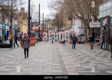 Slough, Berkshire, Regno Unito. 17th febbraio, 2023. Dopo un calo di due mesi delle vendite al dettaglio, è stato riferito oggi che le vendite al dettaglio sono aumentate nel gennaio 2023, tuttavia, vi è stato un calo complessivo dei volumi delle vendite al dettaglio del 5,7% nei tre mesi fino al mese scorso. Slough High Street era tranquilla oggi come molti proprietari di case stanno lottando per affrontare il costo della crisi e, in particolare, l'alto costo del gas e dell'elettricità. Credit: Maureen McLean/Alamy Live News Foto Stock