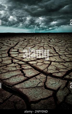 Questa foto concettuale è un'immagine composita di fango secco e incrinato playa con nuvole temporose e fulmini per illustrare il riscaldamento globale e il clima severo. Foto Stock