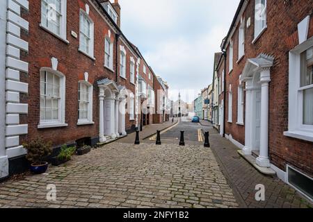 Grandi edifici georgiani terrazzati che conducono al Guidhall in Market Street, Old Town, Poole, Dorset, Regno Unito il 13 febbraio 2023 Foto Stock