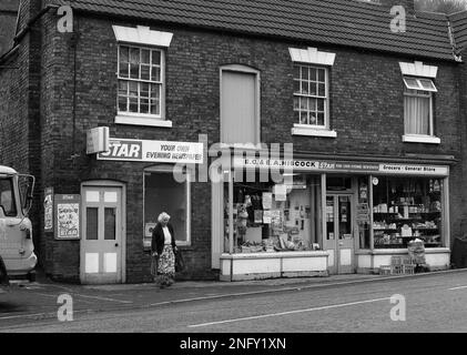 Old newsagents negozio alimentare Gran Bretagna UK 1981 Foto Stock