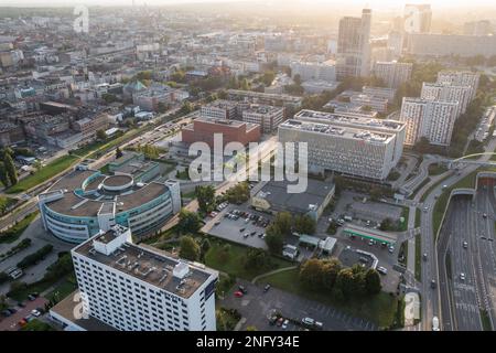 Vista aerea della città di Katowice in Polonia, con gli edifici dell'Università della Slesia, l'hotel Novotel e il complesso di uffici Slesia Star Foto Stock