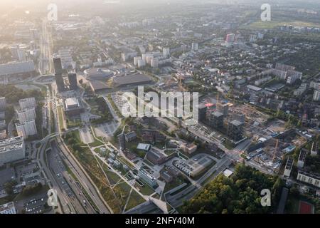 Vista aerea dei droni della città di Katowice in Polonia con Spodek Arena e Museo della Slesia Foto Stock