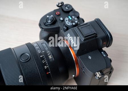 Fotocamera MILC mirrorless ibrida Full Frame Sony Alpha A7 IV, corpo della fotocamera. La migliore fotocamera mirrorless con stato di t Foto Stock