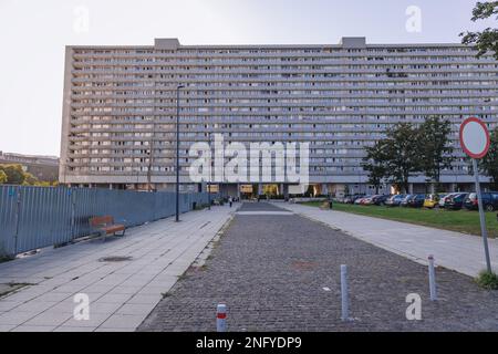 Superjednostka - Superunit, enorme blocco di appartamenti, esempio di architettura brutalista nella città di Katowice, nella regione della Slesia in Polonia Foto Stock