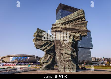 Monumento agli insorti della Slesia, edificio degli uffici KTW e Spodek Arena nella città di Katowice, nella regione della Slesia in Polonia Foto Stock