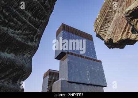 Edificio di uffici .KTW e Monumento agli insorti Silesiani a Katowice, Polonia Foto Stock