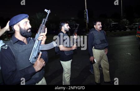 Karachi, Pakistan. 17th Feb, 2023. Ufficiali di polizia sono visti vicino al sito di un attacco a Karachi, Pakistan, il 17 febbraio 2023. Almeno tre aggressori sono stati uccisi e 10 persone sono state ferite il venerdì sera, quando un gruppo di terroristi ha aperto il fuoco in un edificio di polizia a Karachi, la polizia e funzionari ospedalieri hanno detto. Credit: Str/Xinhua/Alamy Live News Foto Stock