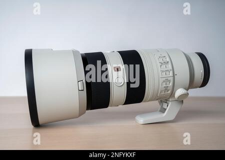 G-Master Sony FE 70-200mm F2,8 GM OSS II nuovo obiettivo per fotocamera mirrorless. Messa a fuoco selettiva, isolata su fondo bianco gr Foto Stock