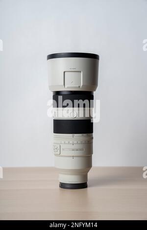 G-Master Sony FE 70-200mm F2,8 GM OSS II nuovo obiettivo per fotocamera mirrorless. Messa a fuoco selettiva, isolata su fondo bianco gr Foto Stock