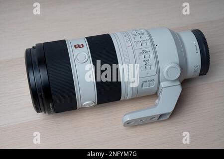 G-Master Sony FE 70-200mm F2,8 GM OSS II nuovo obiettivo per fotocamera mirrorless. Messa a fuoco selettiva, isolata su fondo bianco gr Foto Stock