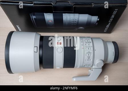 Nuovo obiettivo e scatola G-Master Sony FE 70-200mm F2,8 GM OSS II. Disimballaggio dalla confezione. Focalizzazione selettiva, isolata su Whi Foto Stock