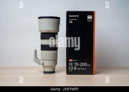 Nuovo obiettivo e scatola G-Master Sony FE 70-200mm F2,8 GM OSS II. Disimballaggio dalla confezione. Focalizzazione selettiva, isolata su Whi Foto Stock