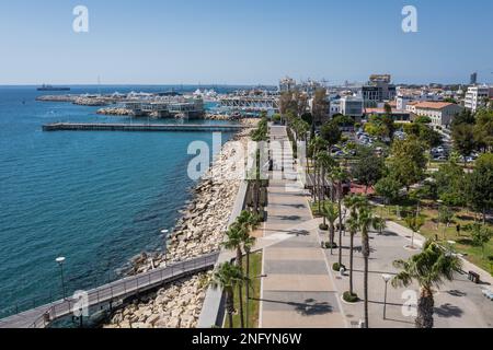 Veduta aerea del mare chiamato Molos di Limassol città nel paese isola di Cipro Foto Stock