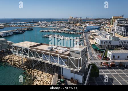 Porto vecchio e nuovo porto turistico con bandiera blu nella città di Limassol nel paese dell'isola di Cipro Foto Stock