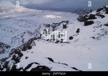 Paesaggio naturale della Valle del Bove innevata e crinale montano della 'Schiena dell'Asino' e della 'Serra del Salipizio' nell'Etna National Pa Foto Stock