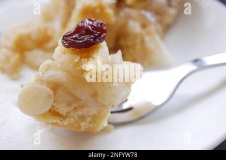 metà ha mangiato una fetta di torta di mele Foto Stock