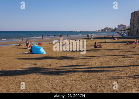 Finikoudes spiaggia nella città di Larnaca, isola di Cipro paese Foto Stock