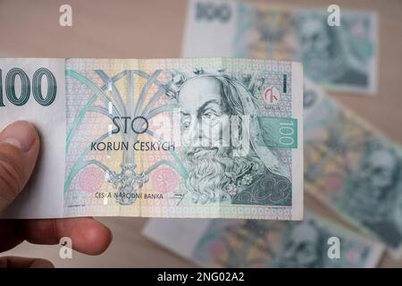 Banconota da 100 korun della Repubblica ceca. Ritratto di Re Karel IV o Carlo IV in denaro ceco. Moneta europea. Foto Stock