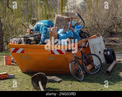 Spazzatura raccolta jena saaleputz honorary pulizia volontaria città Foto Stock