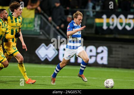 DEN HAAG, PAESI BASSI - FEBBRAIO 17: Ricardo Kishna di ADO Den Haag, Finn van Breemen di ADO Den Haag, Thomas van den Belt di PEC Zwolle durante l'incontro olandese Keukenkampioendivie tra ADO Den Haag e PEC Zwolle a Bingoal Stadion il 17 Febbraio 2023 a Den Haag, Paesi Bassi (Foto di Hans van der Valk/Orange Pictures) Credit: Orange Pics BV/Alamy Live News Foto Stock