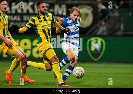 DEN HAAG, PAESI BASSI - FEBBRAIO 17: Ricardo Kishna di ADO Den Haag, Finn van Breemen di ADO Den Haag, Thomas van den Belt di PEC Zwolle durante l'incontro olandese Keukenkampioendivie tra ADO Den Haag e PEC Zwolle a Bingoal Stadion il 17 Febbraio 2023 a Den Haag, Paesi Bassi (Foto di Hans van der Valk/Orange Pictures) Credit: Orange Pics BV/Alamy Live News Foto Stock