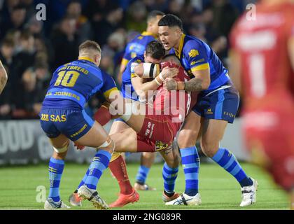 Wakefield, Regno Unito. 17th Feb, 2023. Romain Navarrete di draghi catalani affrontato da Wakefield Trinity Wakefield Trinity contro i draghi catalani, al Bell vue, Wakefield, West Yorkshire, UK il 17th febbraio 2023 Photo Credit Craig Cresswell Photography Credit: Craig Cresswell/Alamy Live News Foto Stock