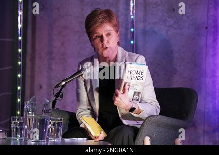 Primo Ministro Nicola Sturgeon al Paisley Book Festival nel Renfrewshire, dove ha presieduto una discussione con l'autrice Chitra Ramaswamy sul suo libro Home Lands. Data immagine: Venerdì 17 febbraio 2023. Foto Stock