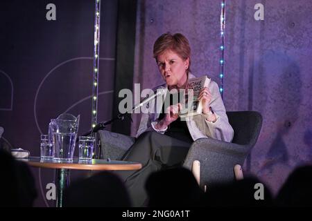 Primo Ministro Nicola Sturgeon al Paisley Book Festival nel Renfrewshire, dove ha parlato con l'autrice Chitra Ramaswamy del suo libro Home Lands. Data immagine: Venerdì 17 febbraio 2023. Foto Stock