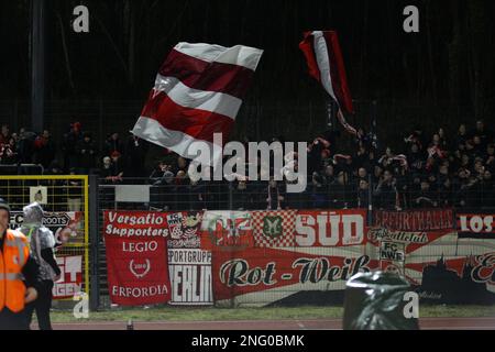 Berlino, Germania. 17th Feb, 2023. Tifosi di Erfurt durante la partita tra Berliner AK 07 Vs. Rot-Weiss Erfurt, sul round 21 della Lega Regionale Nord-Est, Berlino, Germania, 17 febbraio, 2023. Iñaki Esnaola / Alamy Live News Credit: Iñaki Esnaola/Alamy Live News Foto Stock