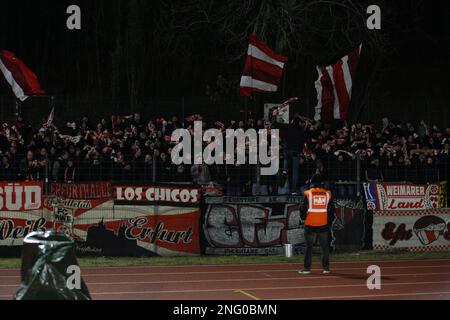 Berlino, Germania. 17th Feb, 2023. Tifosi di Erfurt durante la partita tra Berliner AK 07 Vs. Rot-Weiss Erfurt, sul round 21 della Lega Regionale Nord-Est, Berlino, Germania, 17 febbraio, 2023. Iñaki Esnaola / Alamy Live News Credit: Iñaki Esnaola/Alamy Live News Foto Stock