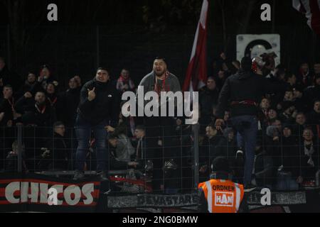 Berlino, Germania. 17th Feb, 2023. Tifosi di Erfurt durante la partita tra Berliner AK 07 Vs. Rot-Weiss Erfurt, sul round 21 della Lega Regionale Nord-Est, Berlino, Germania, 17 febbraio, 2023. Iñaki Esnaola / Alamy Live News Credit: Iñaki Esnaola/Alamy Live News Foto Stock