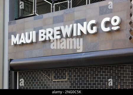 Honolulu, Hawaii - 28 aprile 2020: Facciata chiusa del negozio e logo del marchio di successo della società di microbirrificazione Maui Brewing Co. Su Kalakaua Avenue a Waikiki. Foto Stock