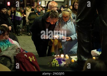 Nottingham, Regno Unito, 17th Febbraio 2023 , la gente partecipa ad una veglia in memoria di Trans teen Brianna Ghey, la comunità LGBTQ+ e gli alleati si riuniscono dopo l'omicidio del 16 anni Credit: Paul Smith/Alamy Live News Foto Stock