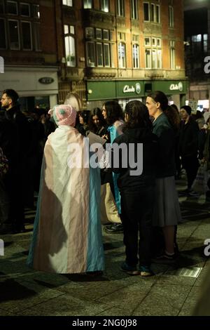 Nottingham, Regno Unito, 17th Febbraio 2023 , la gente partecipa ad una veglia in memoria di Trans teen Brianna Ghey, la comunità LGBTQ+ e gli alleati si riuniscono dopo l'omicidio del 16 anni Credit: Paul Smith/Alamy Live News Foto Stock