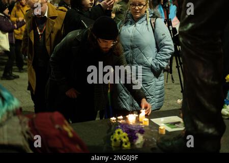 Nottingham, Regno Unito, 17th Febbraio 2023 , la gente partecipa ad una veglia in memoria di Trans teen Brianna Ghey, la comunità LGBTQ+ e gli alleati si riuniscono dopo l'omicidio del 16 anni Credit: Paul Smith/Alamy Live News Foto Stock