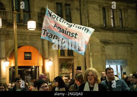 Nottingham, Regno Unito, 17th Febbraio 2023 , la gente partecipa ad una veglia in memoria di Trans teen Brianna Ghey, la comunità LGBTQ+ e gli alleati si riuniscono dopo l'omicidio del 16 anni Credit: Paul Smith/Alamy Live News Foto Stock