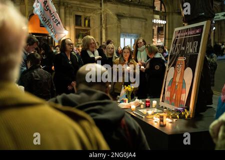 Nottingham, Regno Unito, 17th Febbraio 2023 , la gente partecipa ad una veglia in memoria di Trans teen Brianna Ghey, la comunità LGBTQ+ e gli alleati si riuniscono dopo l'omicidio del 16 anni Credit: Paul Smith/Alamy Live News Foto Stock