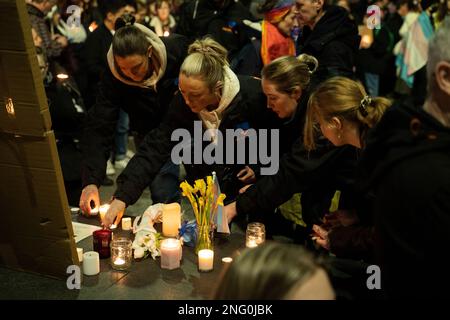 Nottingham, Regno Unito, 17th Febbraio 2023 , la gente partecipa ad una veglia in memoria di Trans teen Brianna Ghey, la comunità LGBTQ+ e gli alleati si riuniscono dopo l'omicidio del 16 anni Credit: Paul Smith/Alamy Live News Foto Stock