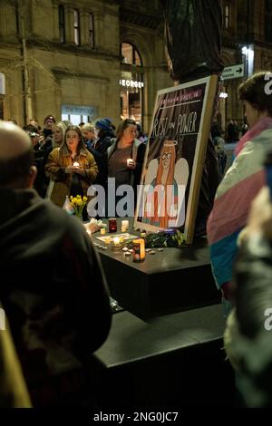 Nottingham, Regno Unito, 17th Febbraio 2023 , la gente partecipa ad una veglia in memoria di Trans teen Brianna Ghey, la comunità LGBTQ+ e gli alleati si riuniscono dopo l'omicidio del 16 anni Credit: Paul Smith/Alamy Live News Foto Stock